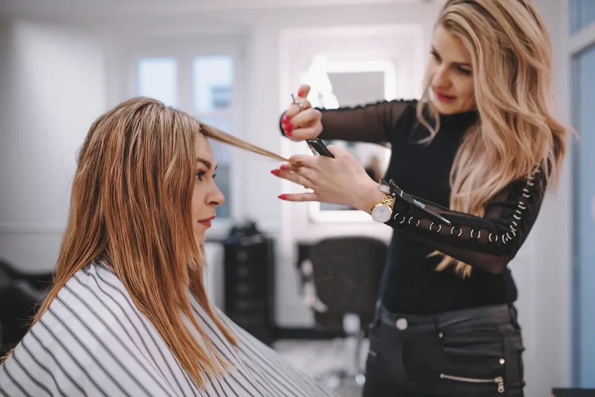 Coiffeuse réalisant une prestation dans un salon