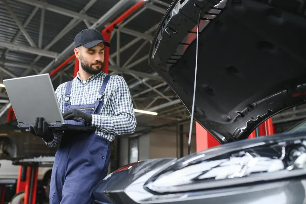 Mécanicien réalisant un diagnostic automobile