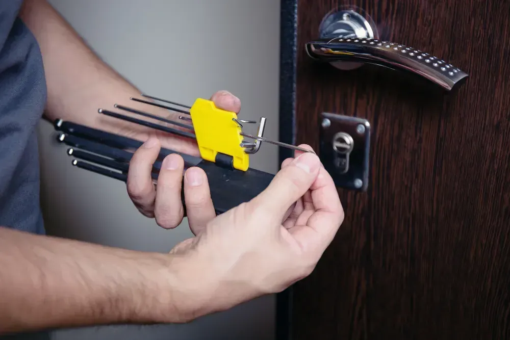 Serrurier en activité